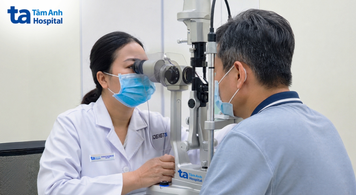 Bác sĩ Hải soi sinh hiển vi kiểm tra đáy mắt cho người bệnh. Ảnh: Bệnh viện Đa khoa Tâm Anh