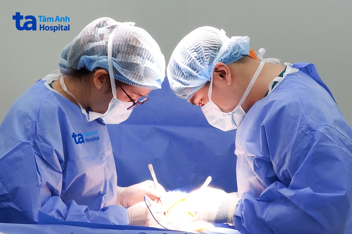 Bác sĩ Hằng (bên trái) cùng êkíp phẫu thuật bóc trọn các ổ bướu máu cho người bệnh