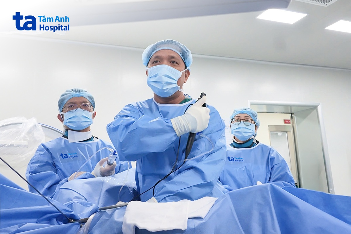 bác sĩ hoan và ekip nội soi tán sỏi cho người bệnh
