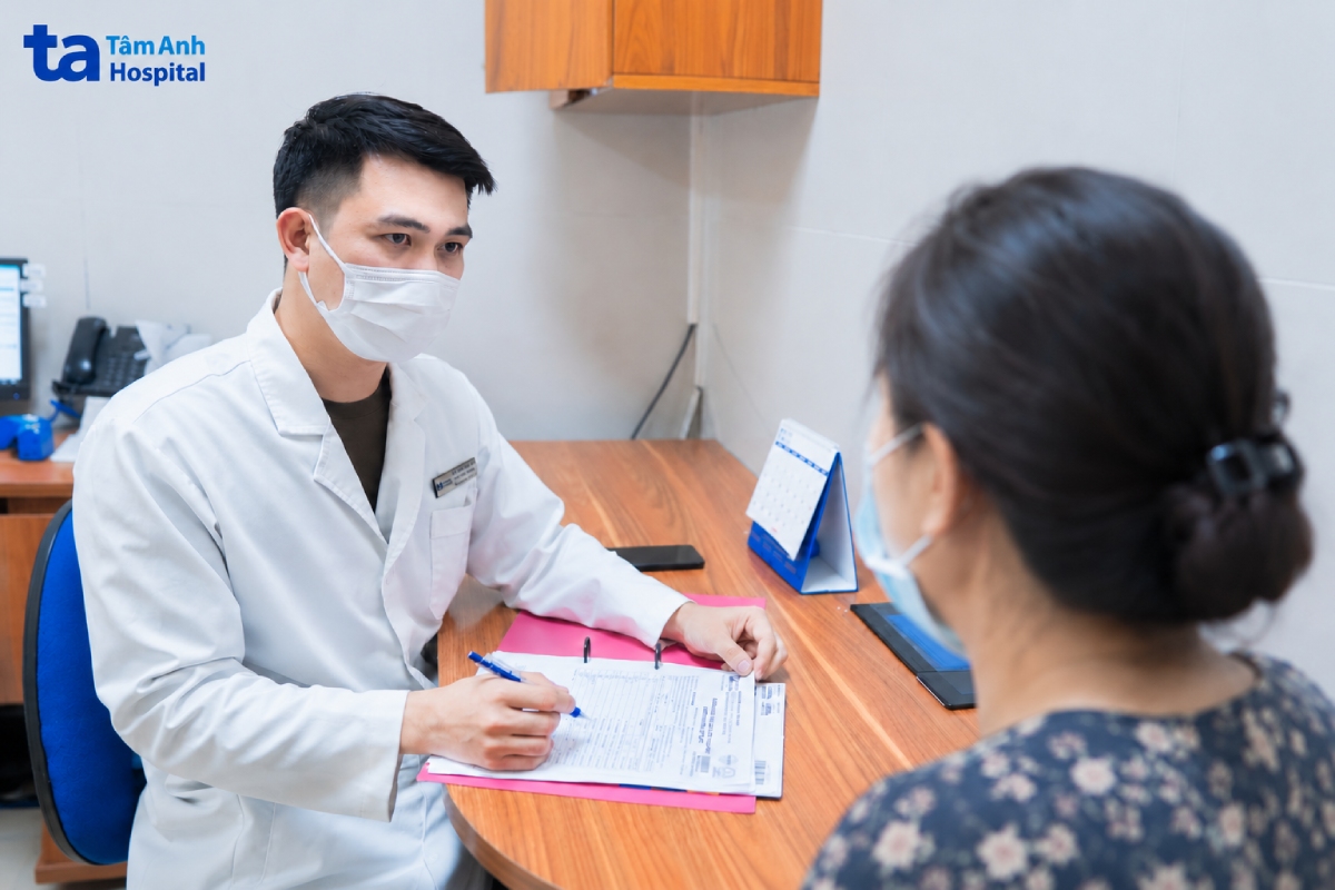 bác sĩ hưng tư vấn cho chị hoa trong buổi tái khám