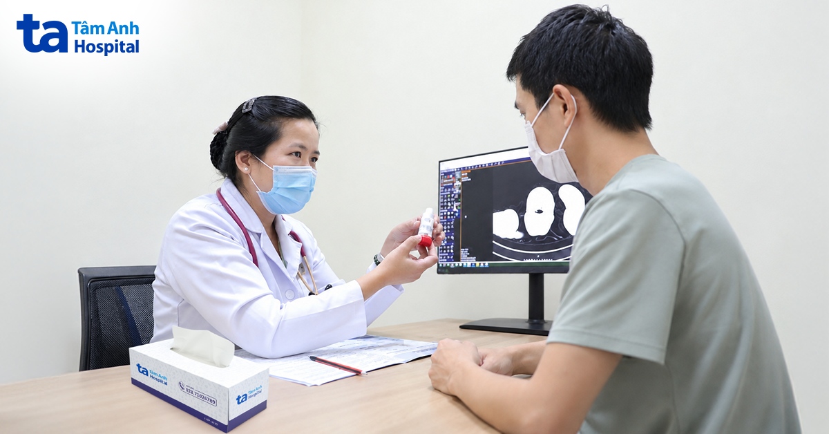 bác sĩ hướng dẫn người bệnh sử dụng các loại thuốc xịt