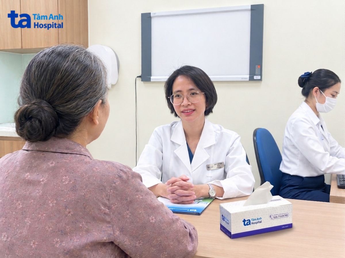 bác sĩ hương đang tư vấn cho người bệnh (1)
