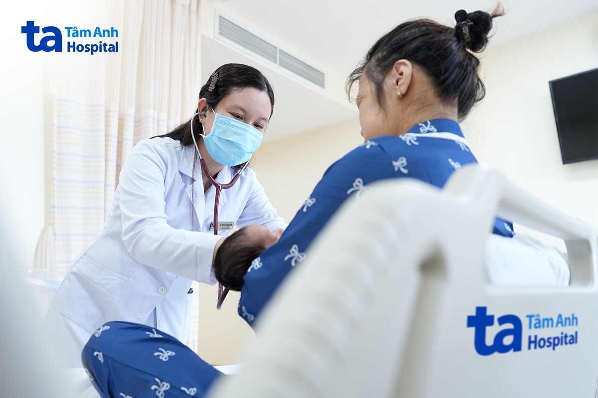bác sĩ hương kiểm tra sức khỏe cho bé