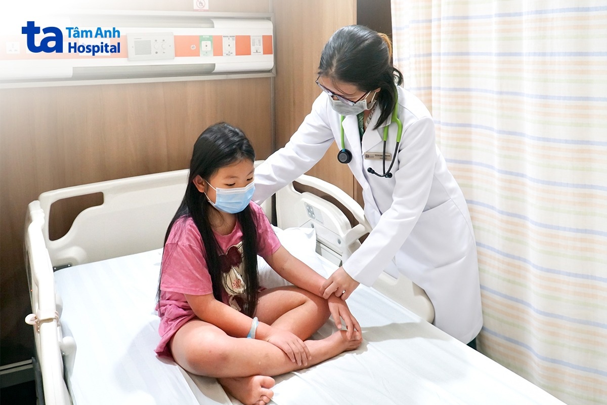 bác sĩ khám cho bé minh anh trước khi xuất viện