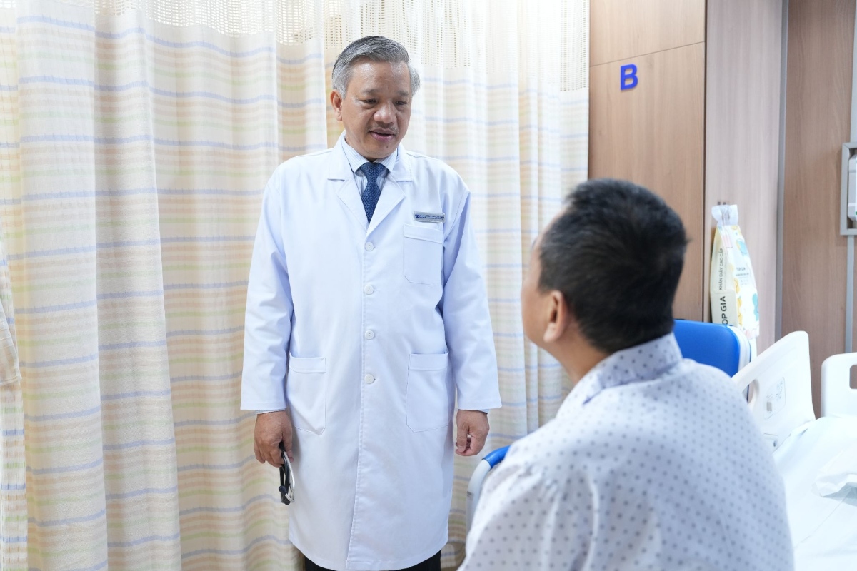 Bác sĩ Khang hỏi thăm sức khỏe anh Phát sau phẫu thuật