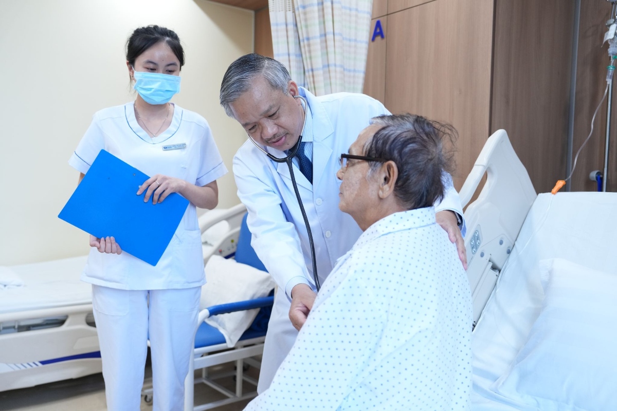 Bác sĩ Khang khám cho bệnh nhân trước khi xuất viện