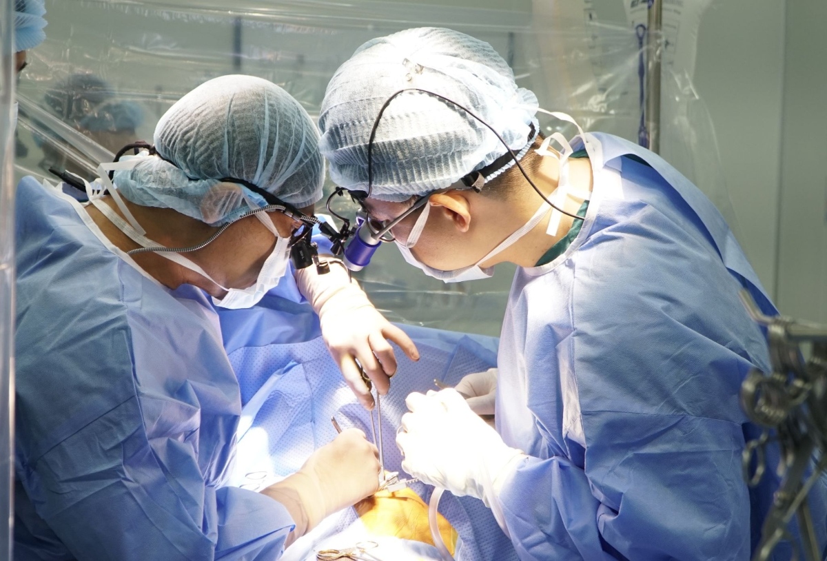 Bác sĩ Khang (trái) cùng ê kíp phẫu thuật sửa van tim cho bệnh nhân