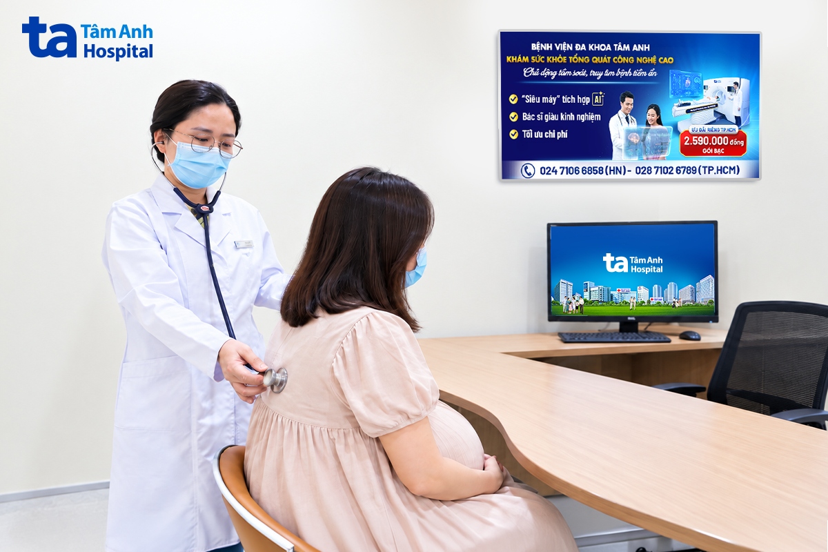 bác sĩ khuê khám cho người bệnh ở thời điểm tái khám
