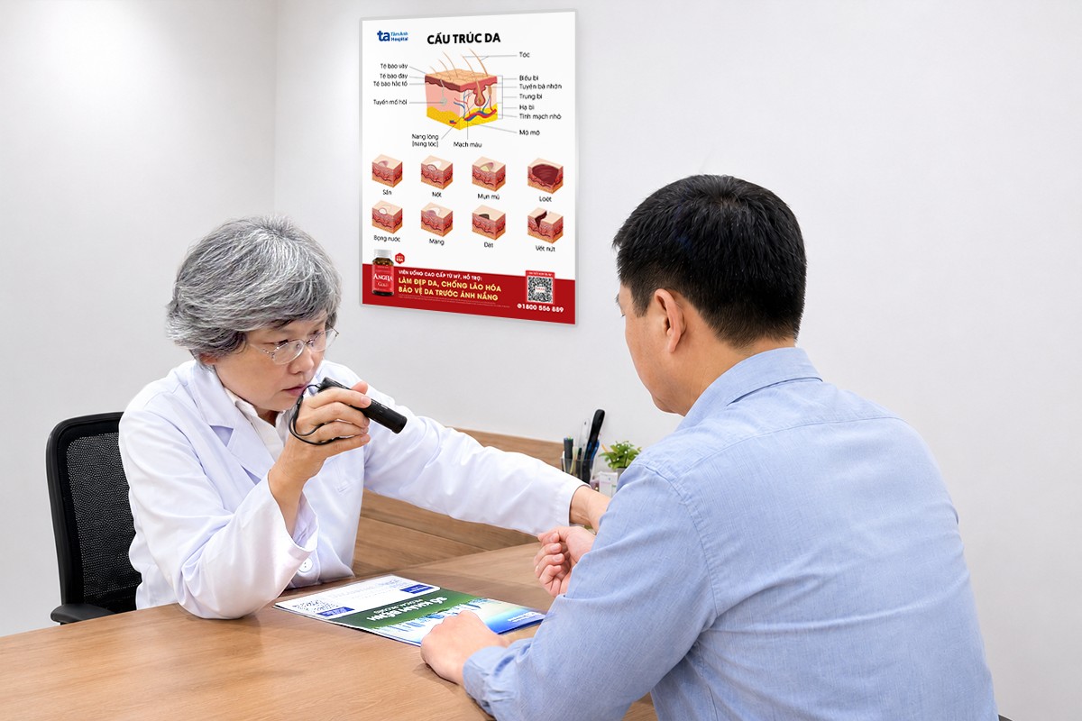 bác sĩ kiểm tra tình trạng sang thương của người bệnh