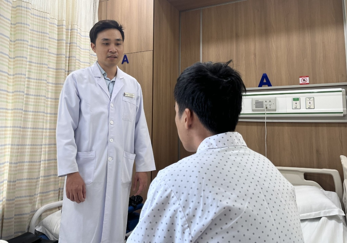 Bác sĩ Kiên hướng dẫn bệnh nhân chế độ sinh hoạt lành mạnh để ngăn nhồi máu cơ tim tái phát