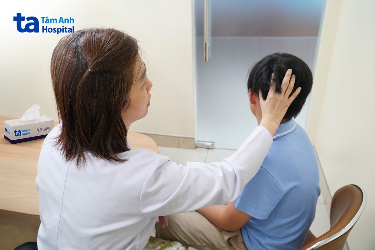 bác sĩ kim thăm khám cho đăng sau phẫu thuật