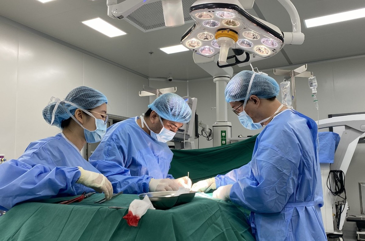 bác sĩ mạnh phẫu thuật cho người bệnh