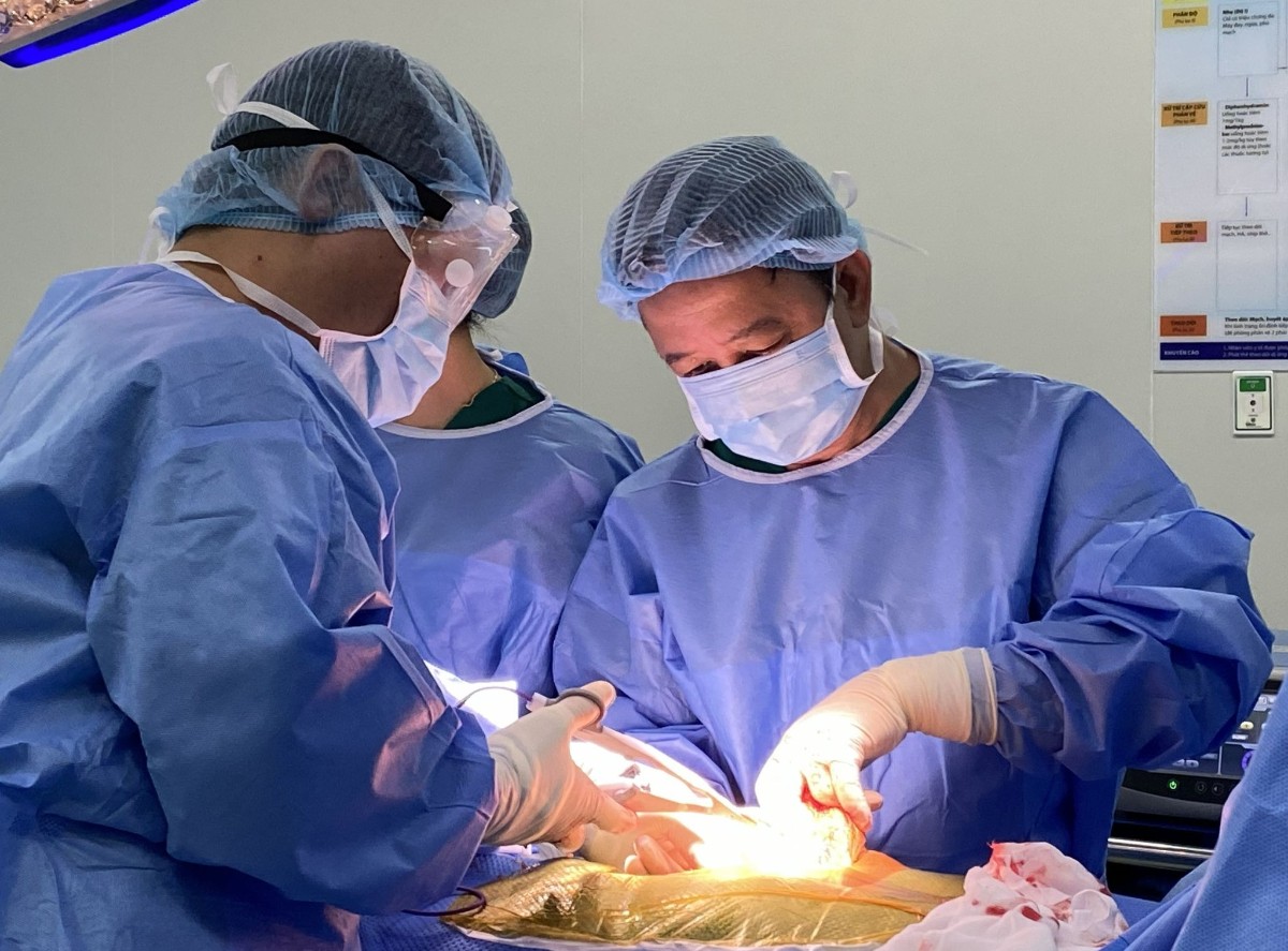 bác sĩ minh và ekip phẫu thuật
