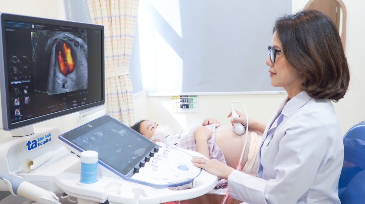 bác sĩ nguyên siêu âm tim thai cho một thai phụ