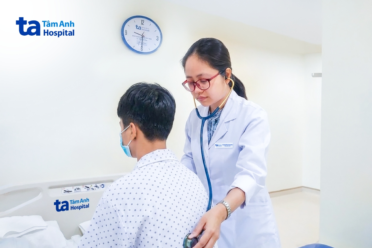 bác sĩ nguyễn thị thanh trúc kiểm tra sức khỏe của vũ