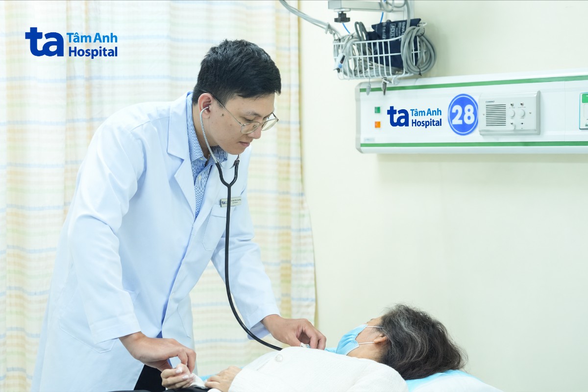 Bác sĩ Nguyễn Văn Hào thăm khám cho người bệnh Bác sĩ Nguyễn Văn Hào thăm khám cho người bệnh