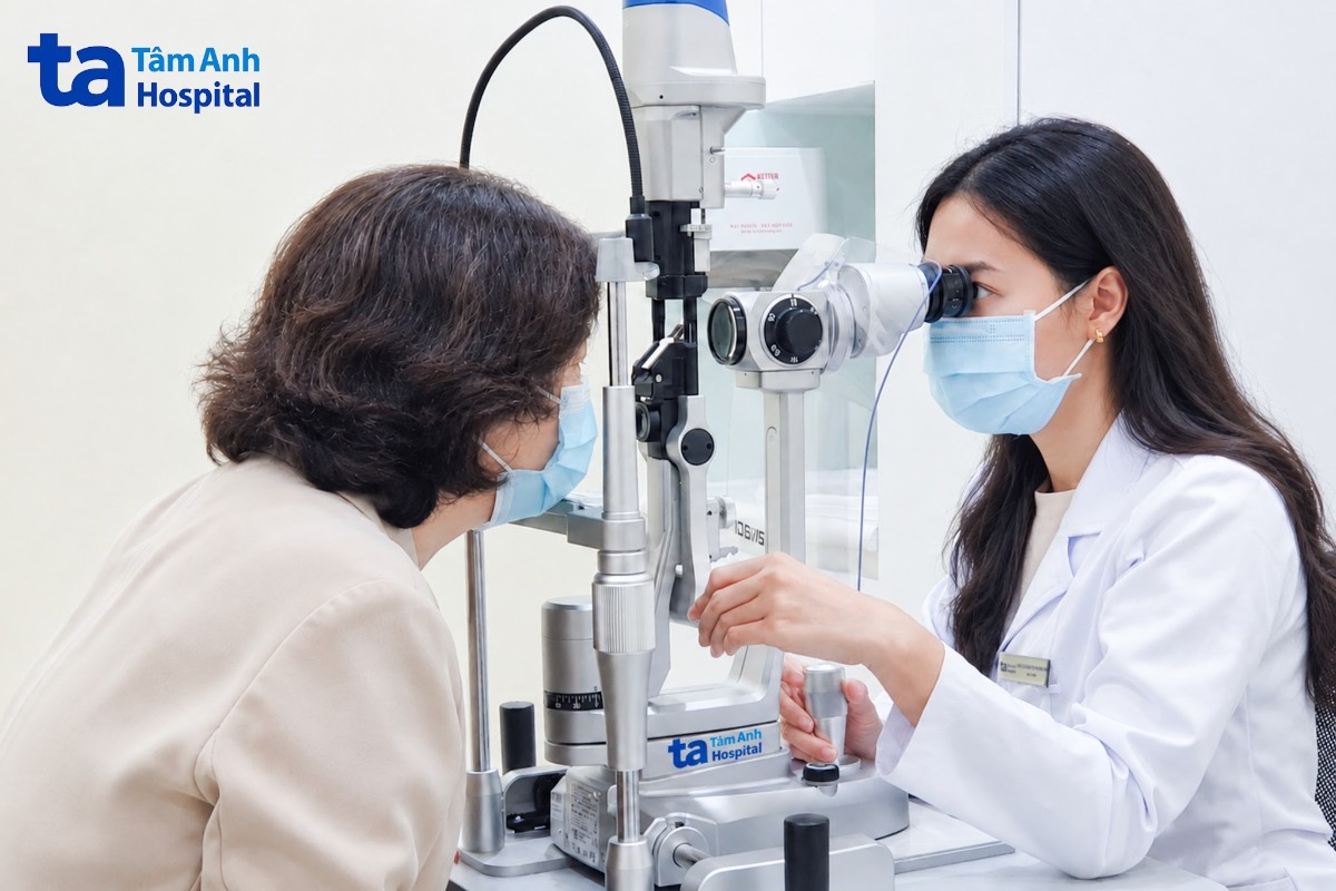 bác sĩ Nhi kiểm tra mắt cho bà Linh bằng sinh hiển vi