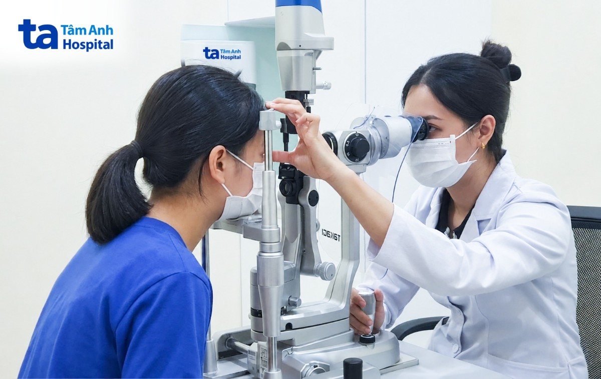 bác sĩ Nhi soi sinh hiển vi kiểm tra đáy mắt cho bé