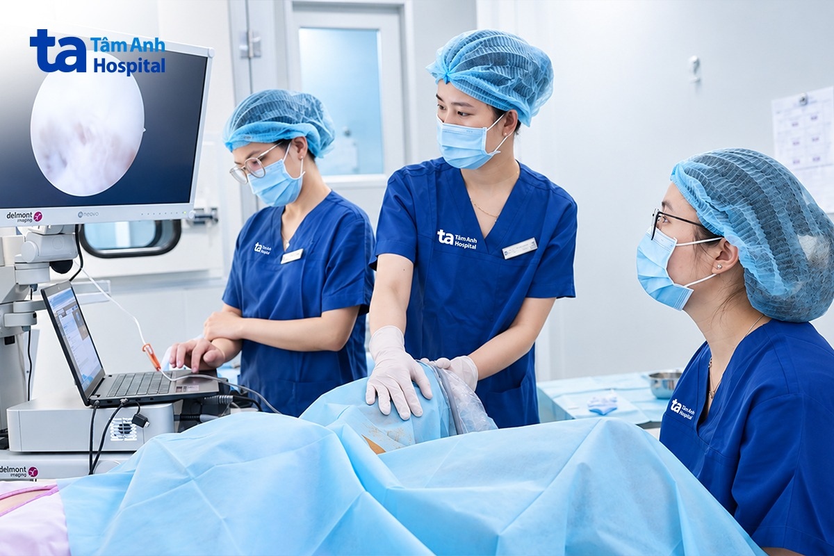bác sĩ nội soi buồng tử cung