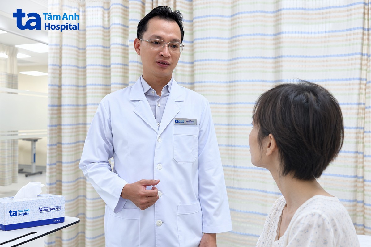 Bác sĩ Phan Tuấn Trọng dặn dò người bệnh tái khám để kiểm soát tốt bệnh nền. Bác sĩ Phan Tuấn Trọng dặn dò người bệnh tái khám để kiểm soát tốt bệnh nền