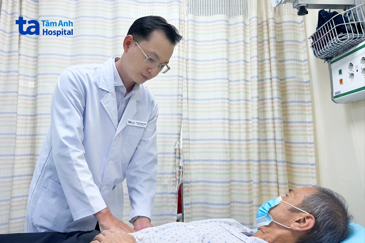 Bác sĩ Phan Tuấn Trọng thăm khám cho ông Thuận.