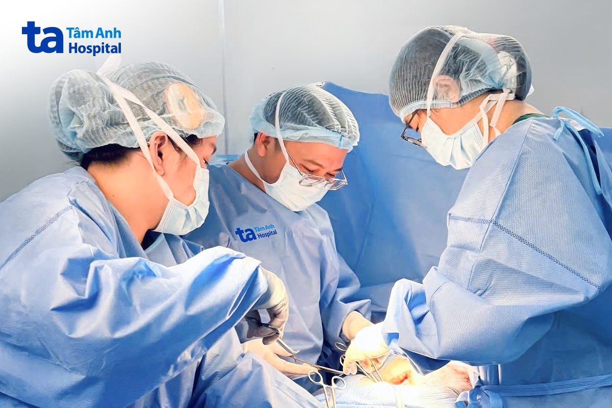 bác sĩ phẫu thuật cắt buồng trứng và tử cung toàn phần
