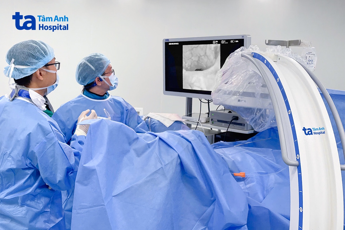 bác sĩ phẫu thuật cho người bệnh