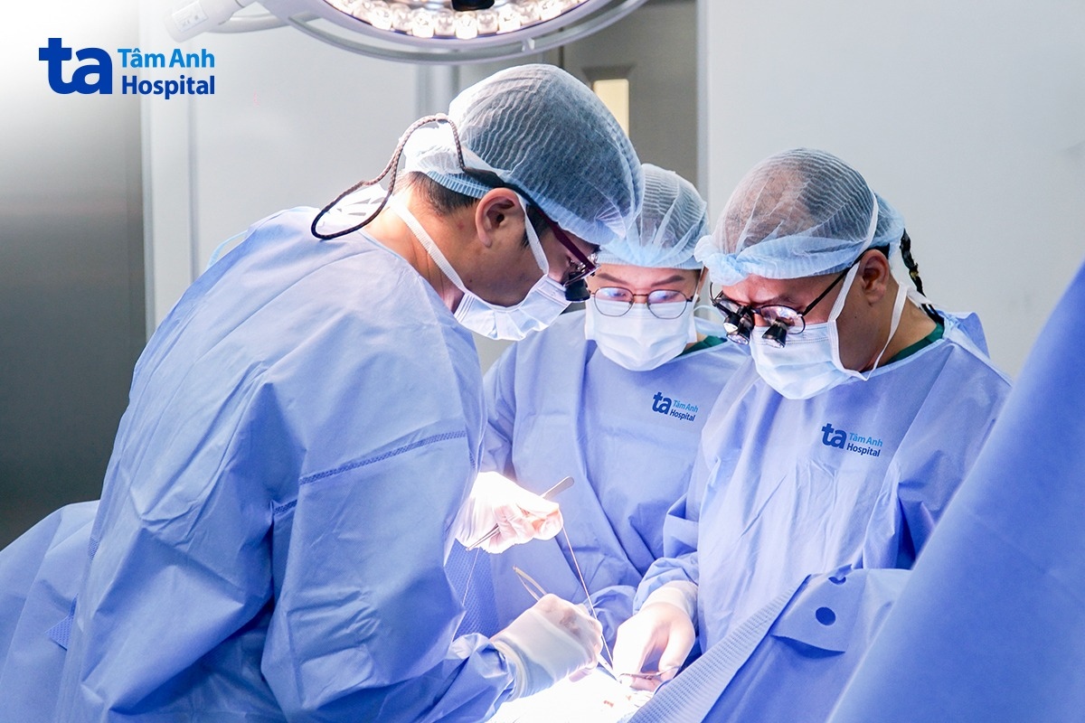 bác sĩ phẫu thuật hạ tinh hoàn cho khôi