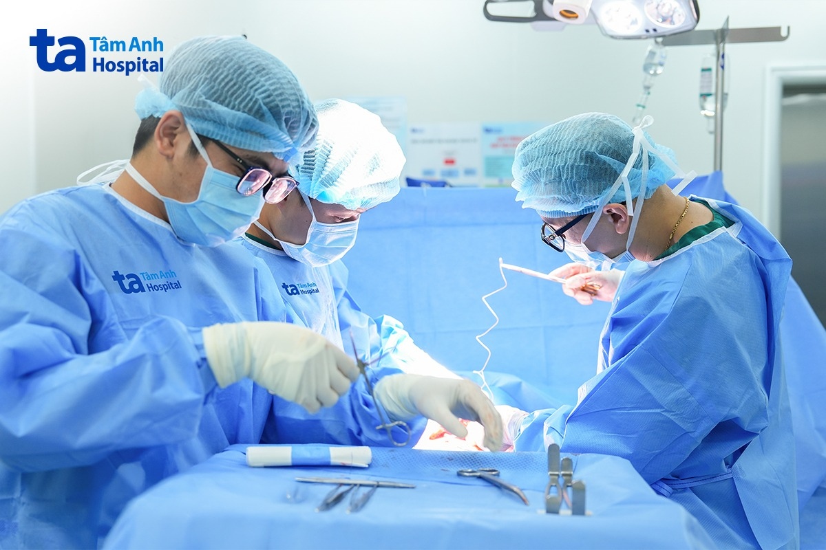 bác sĩ phẫu thuật khâu cố định hai buồng trứng vào dây chằng tròn