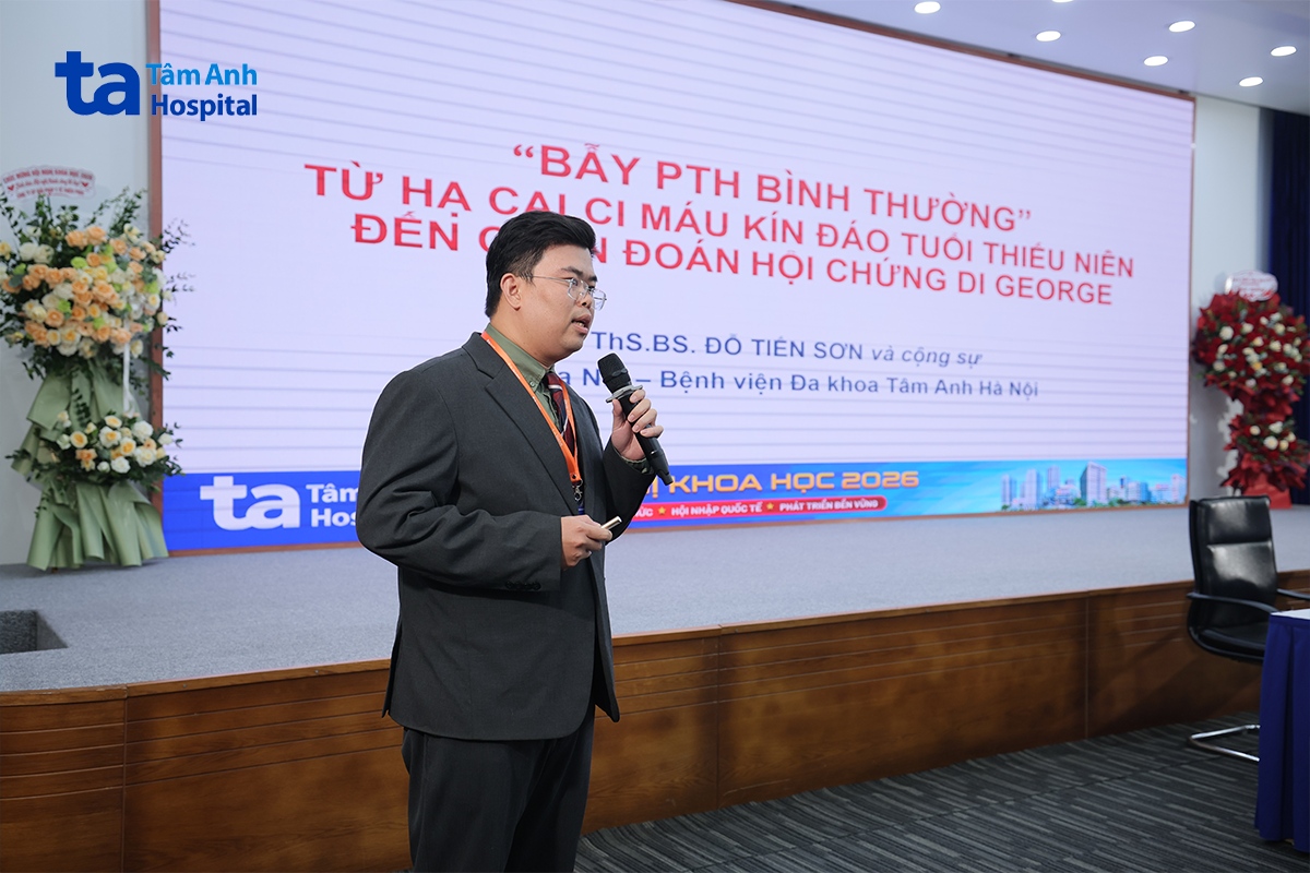 bác sĩ sơn báo cáo về ca bệnh tại hội nghị khoa học thường niên