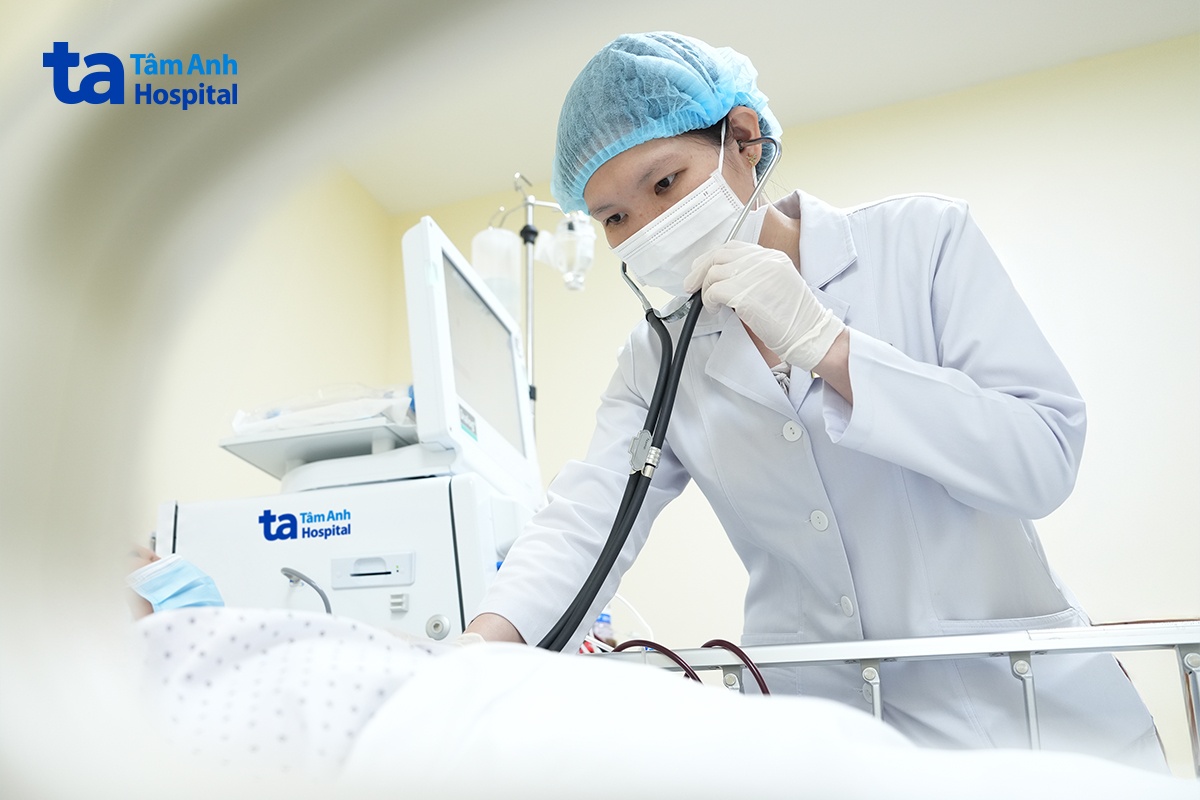 bác sĩ thăm khám bệnh nhân