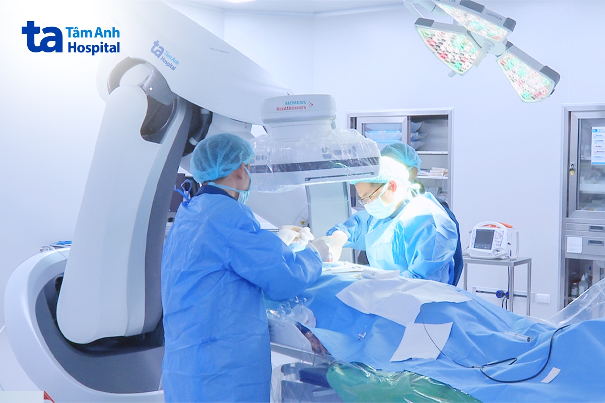 Bác sĩ Thao cùng êkíp thực hiến cấy máy tạo nhịp LBBAP