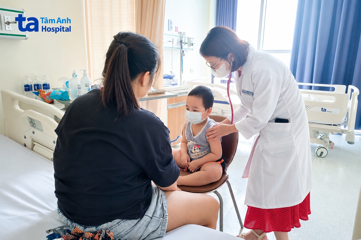 bác sĩ thảo đang thăm khám cho bé vinh