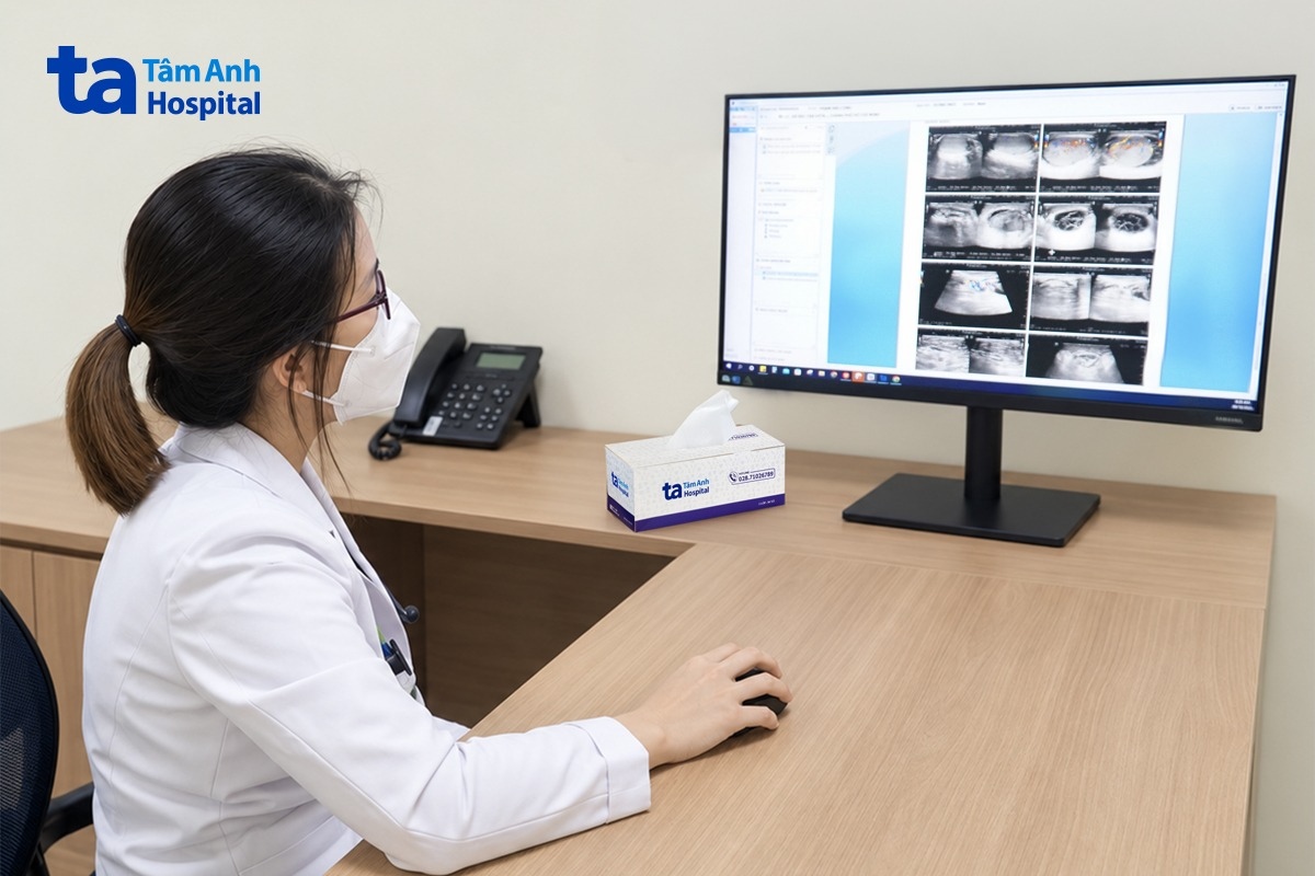 bác sĩ thảo xem hình ảnh siêu âm của minh