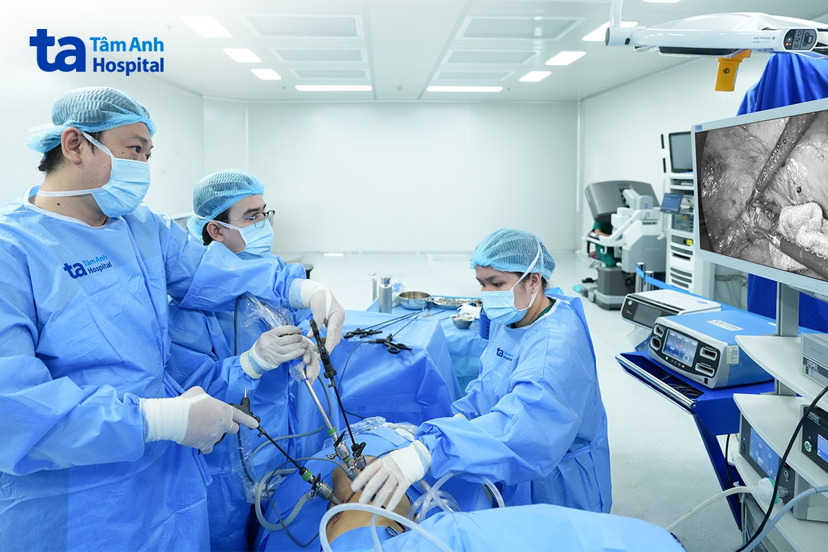 bác sĩ thế anh cùng ekip phẫu thuật