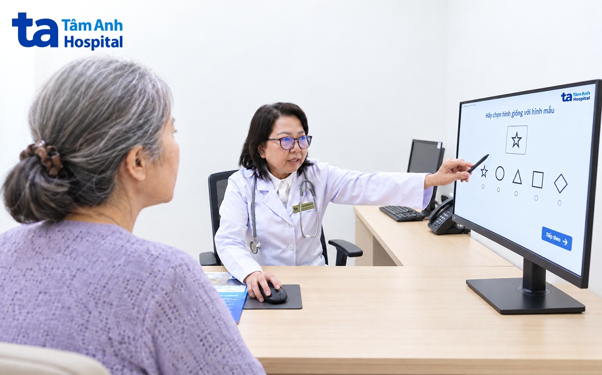 bác sĩ thực hiện bài test đánh giá chức năng nhận thức