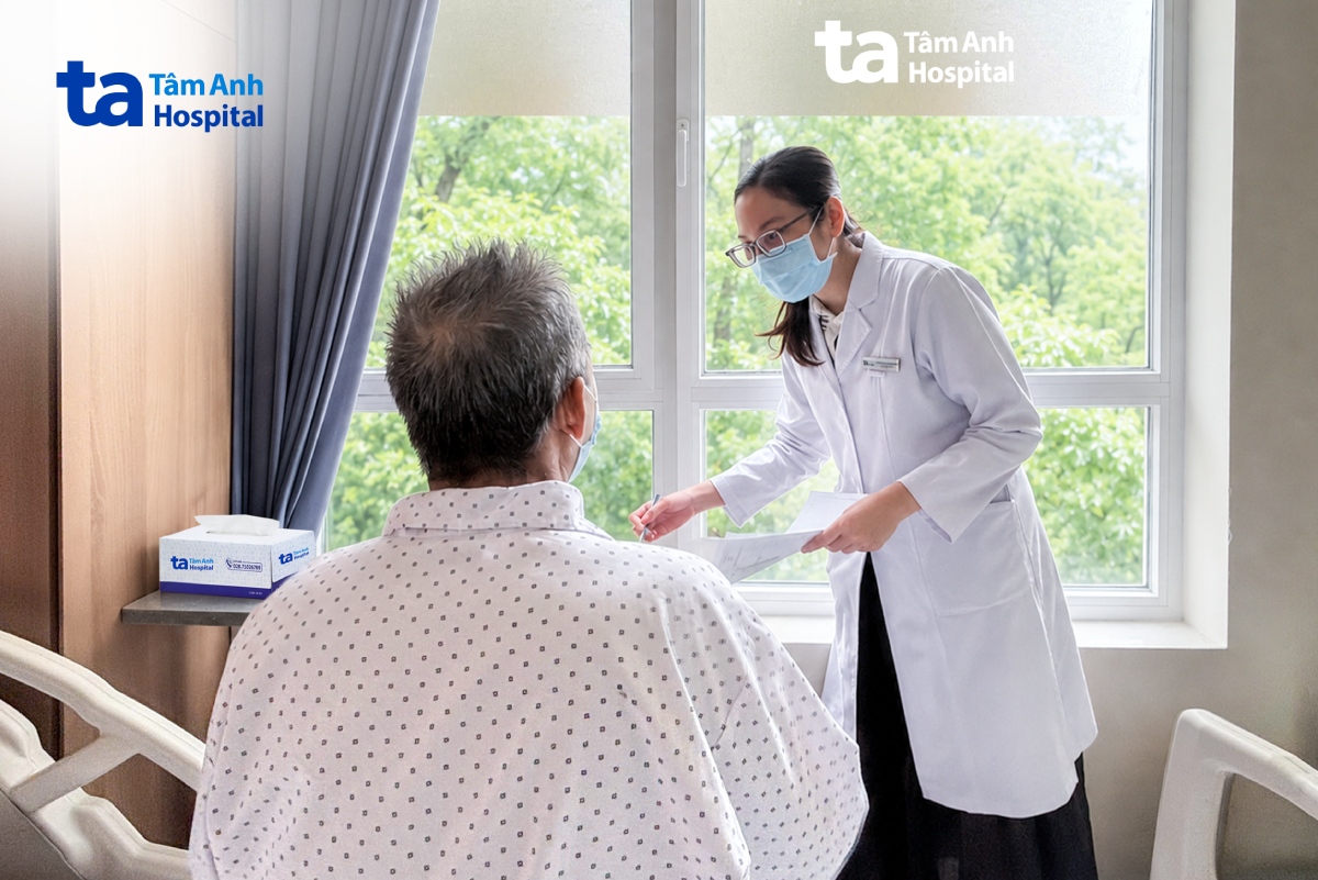 bác sĩ thùy giải thích tình trạng bệnh phổi mô kẽ