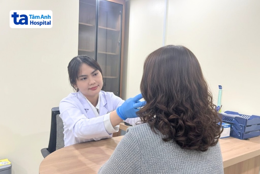 bác sĩ trân khám cho người bệnh