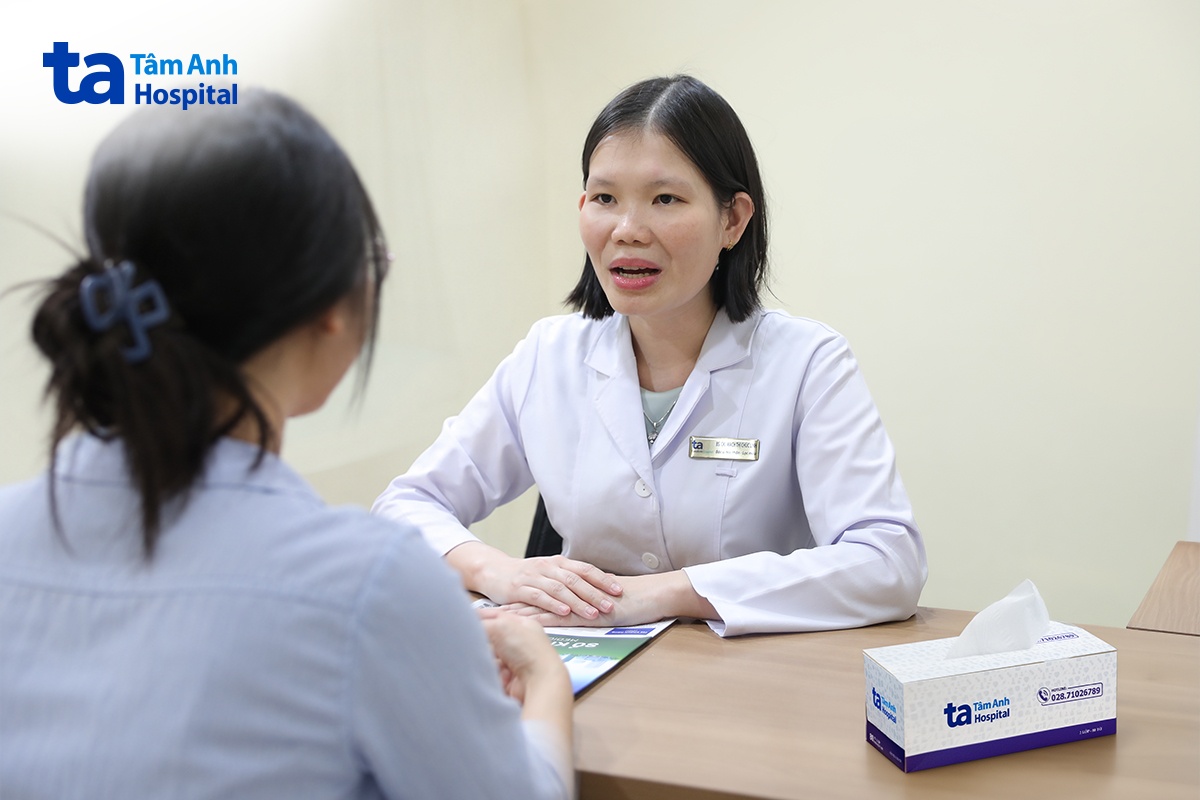 bác sĩ trao đổi cùng người bệnh