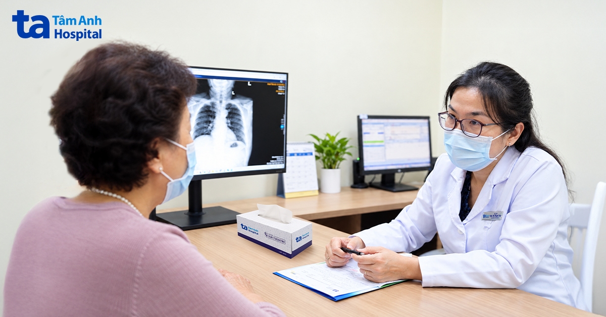 bác sĩ trúc tư vấn cho người bệnh về thói quen khám sức khỏe chuyên sâu định kỳ, quản lý bệnh nền