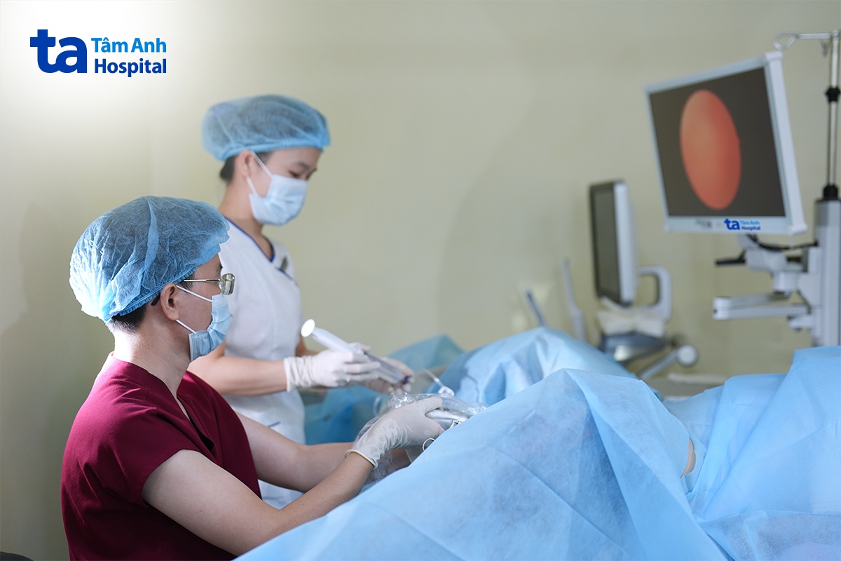 bác sĩ trung tâm ivf tâm anh soi buồng tử cung cho người bệnh