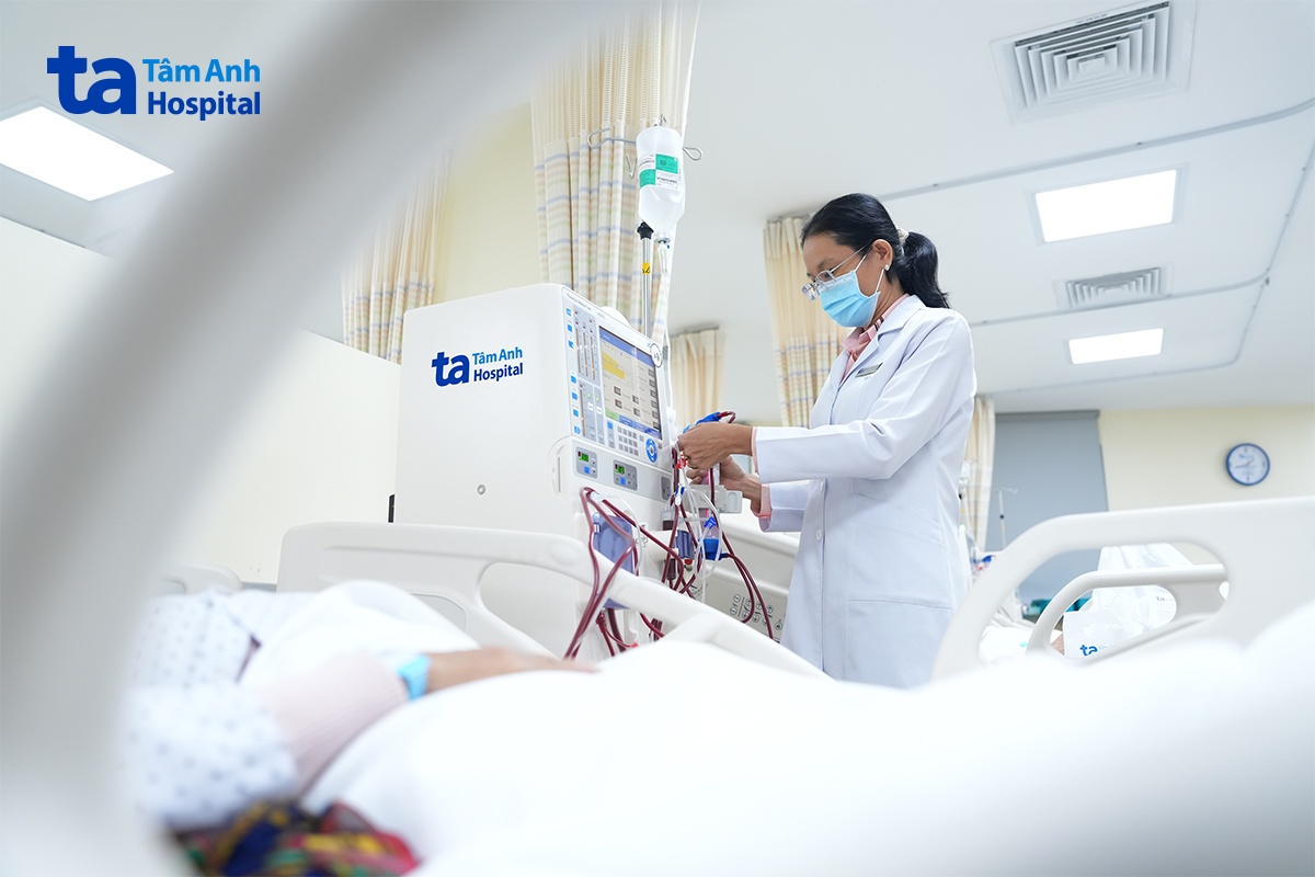 bác sĩ tú theo dõi sức khỏe người bệnh