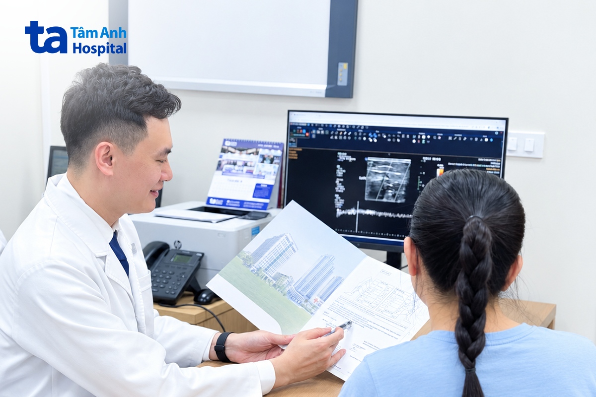 Bác sĩ Tuấn thăm khám và tư vấn cho người bệnh