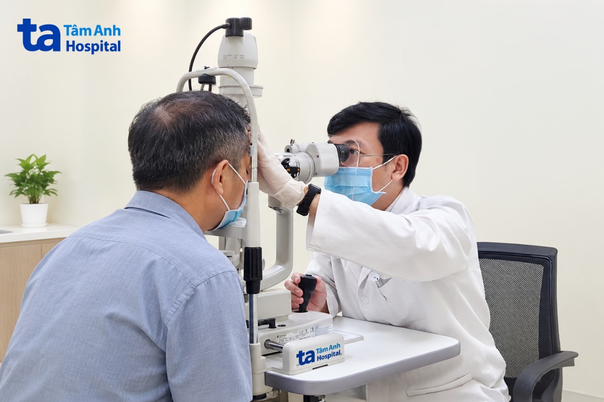 bác sĩ Tùng kiểm tra mắt cho ông Công