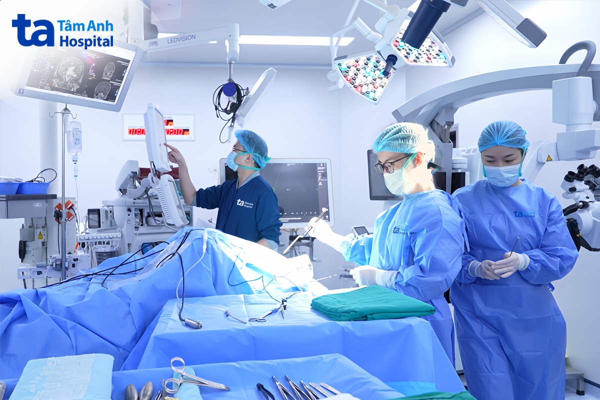 bác sĩ tùng phẫu thuật cho anh vượng