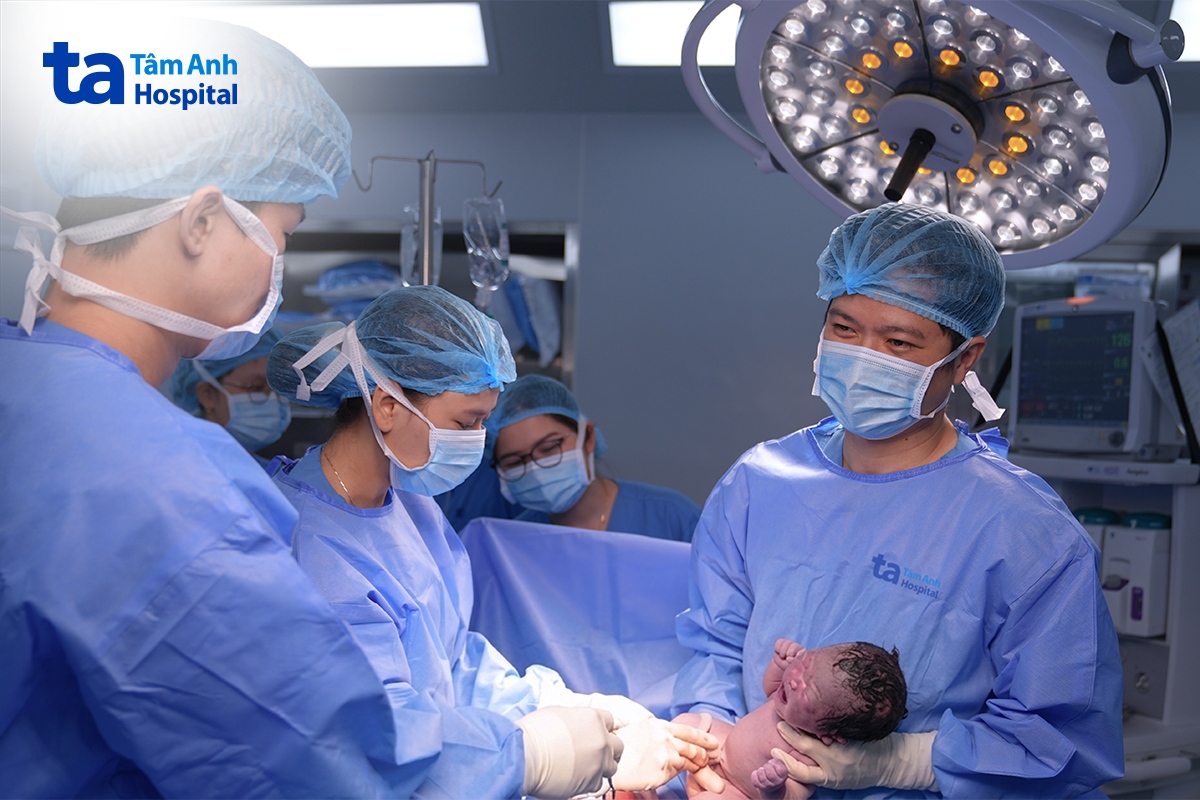 bác sĩ vinh mổ lấy thai cho sản phụ
