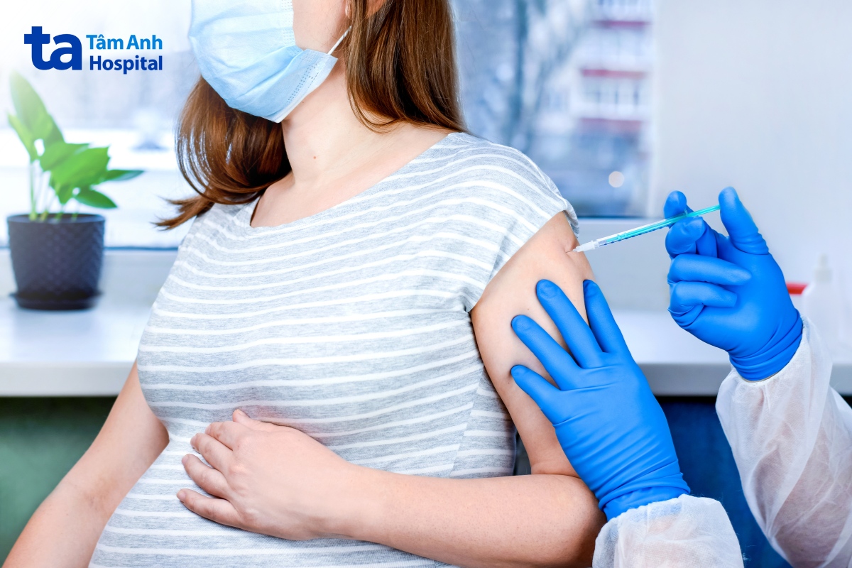Bầu Sốt Nhẹ Về Đêm Có Thể Là Phản Ứng Sau Tiêm