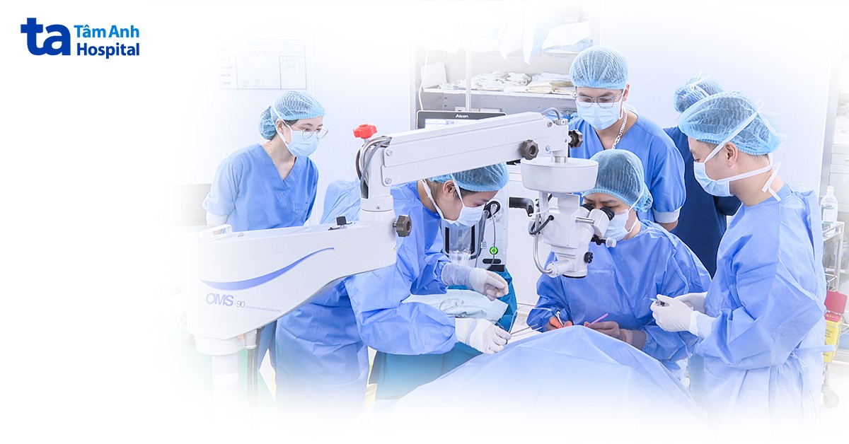 Bé 6 tháng tuổi đục thủy tinh thể bẩm sinh