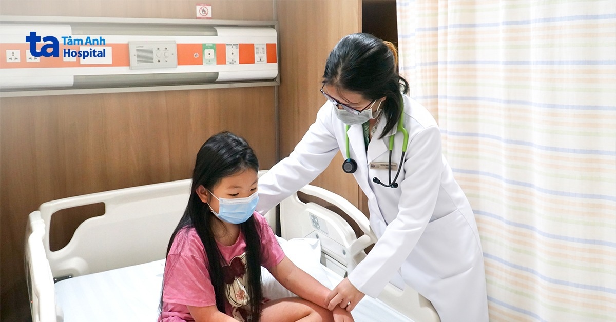 Bé 8 tuổi nhập viện sau khi cả nhà mắc sốt xuất huyết