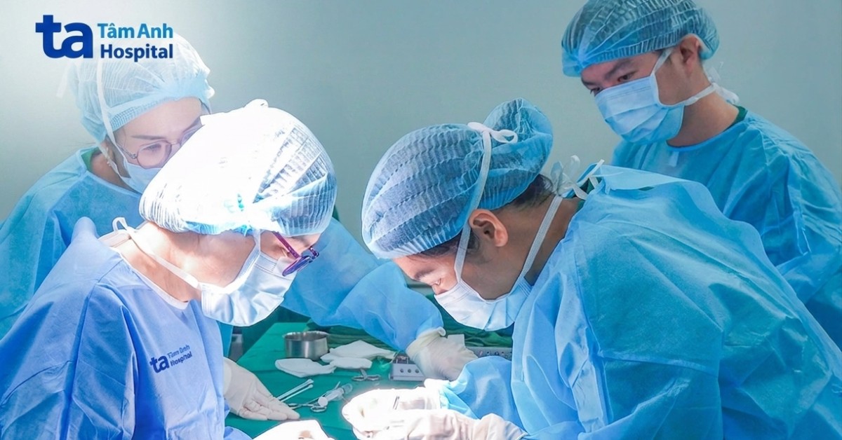 Bé gái 6 tuổi bị mắt lác khó nhận biết